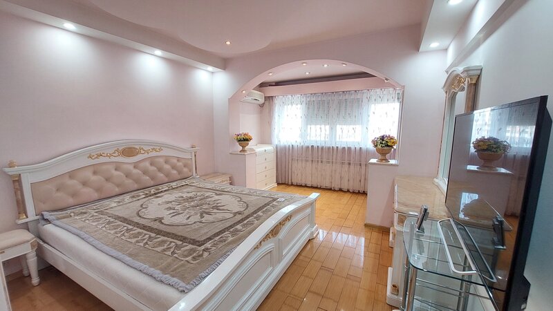 Unirii, Bd. Mircea Voda, v-a-v ANFP, stradal, decomandat, centrala