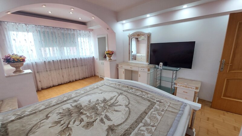 Unirii, Bd. Mircea Voda, v-a-v ANFP, stradal, decomandat, centrala